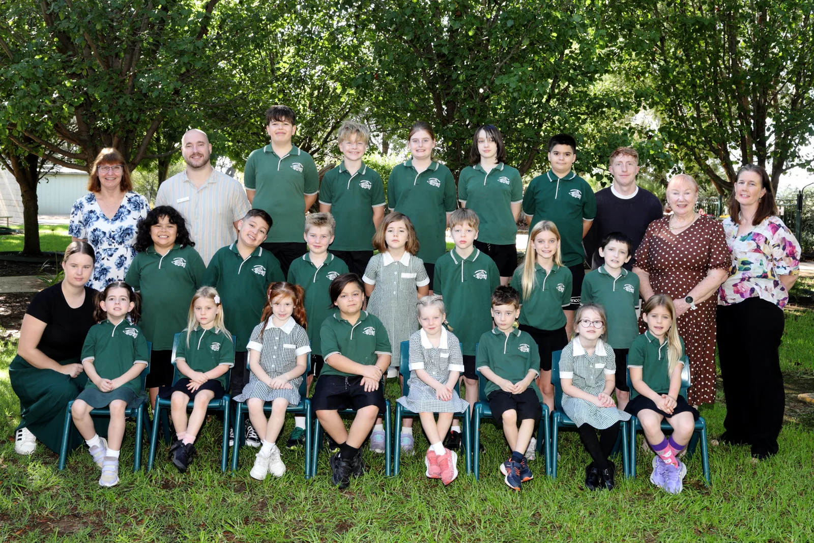 Students and staff of Carraragarmungee Primary School together in the school grounds